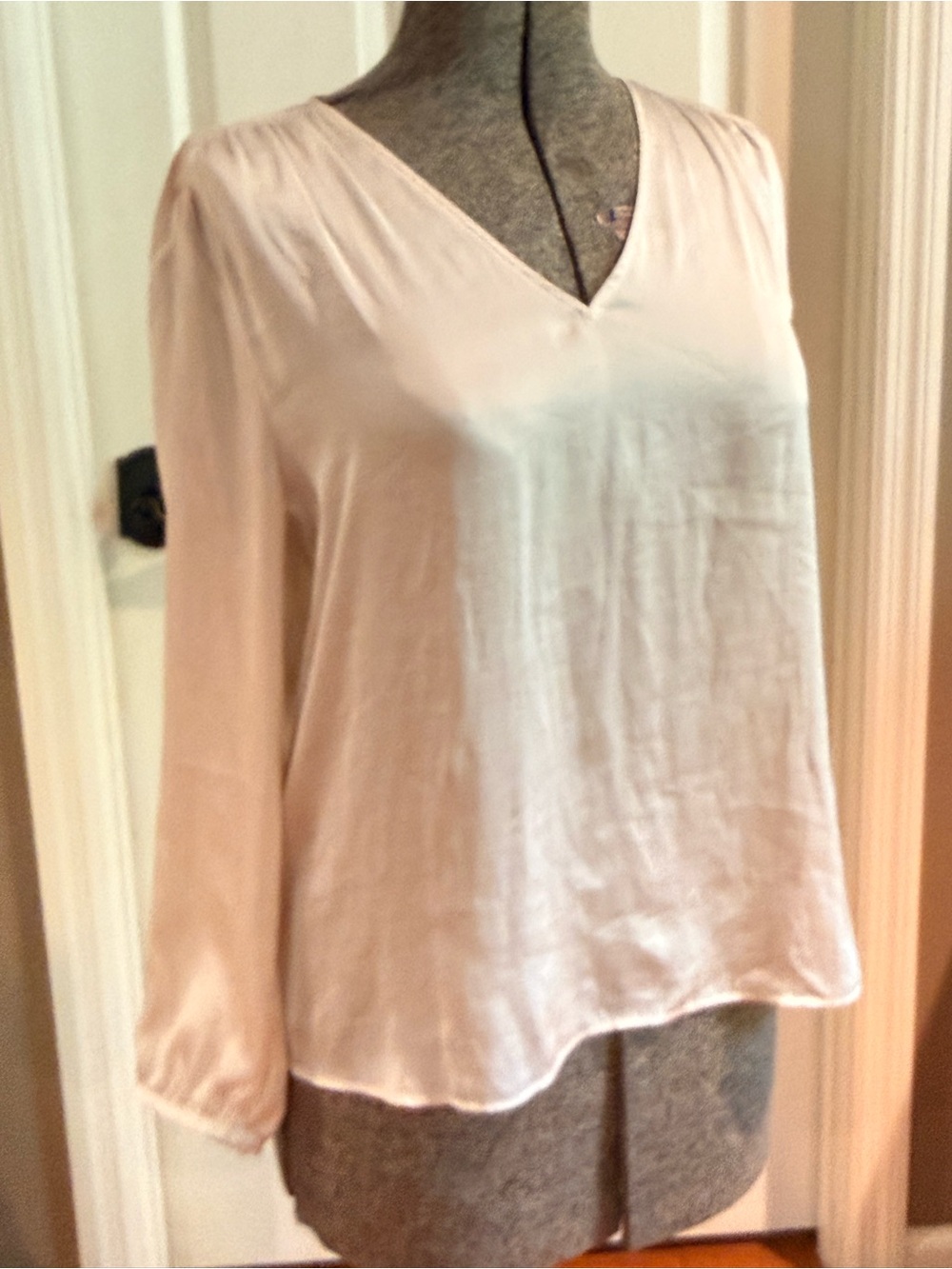 Banana Republic Cream V-Neck Long Sleeve Blouse